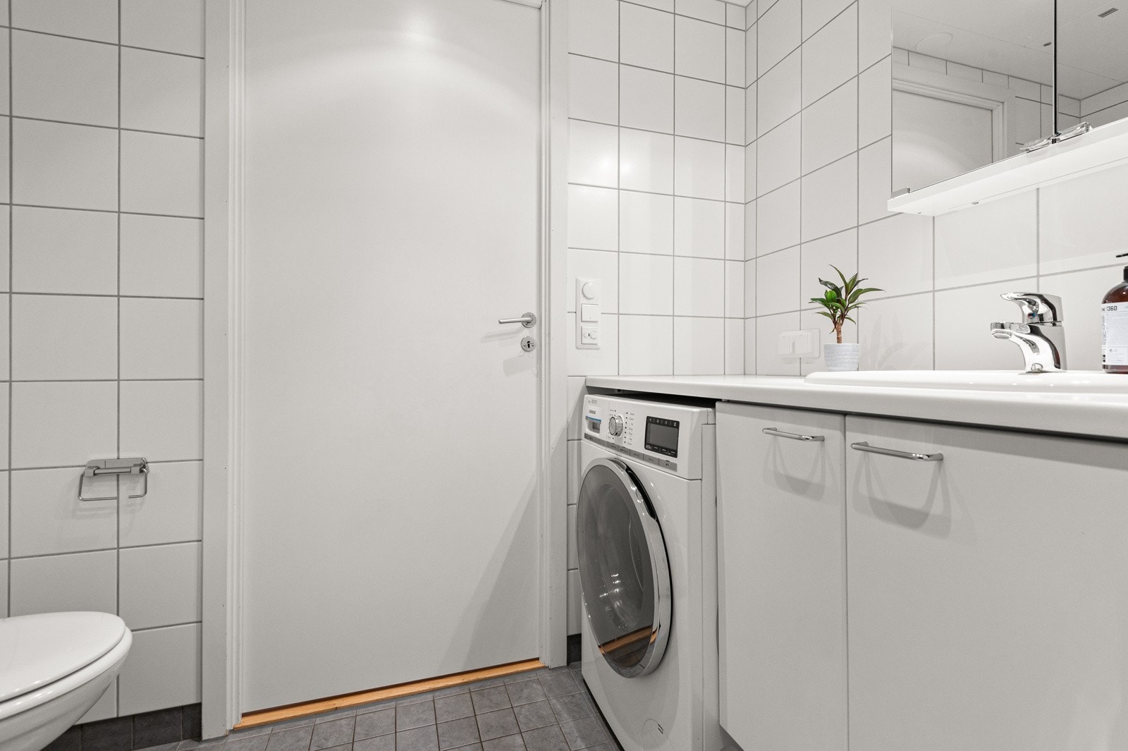 - Fliser med varme i gulv, fliser på vegger og plater i himling med downlights - Galleribilde