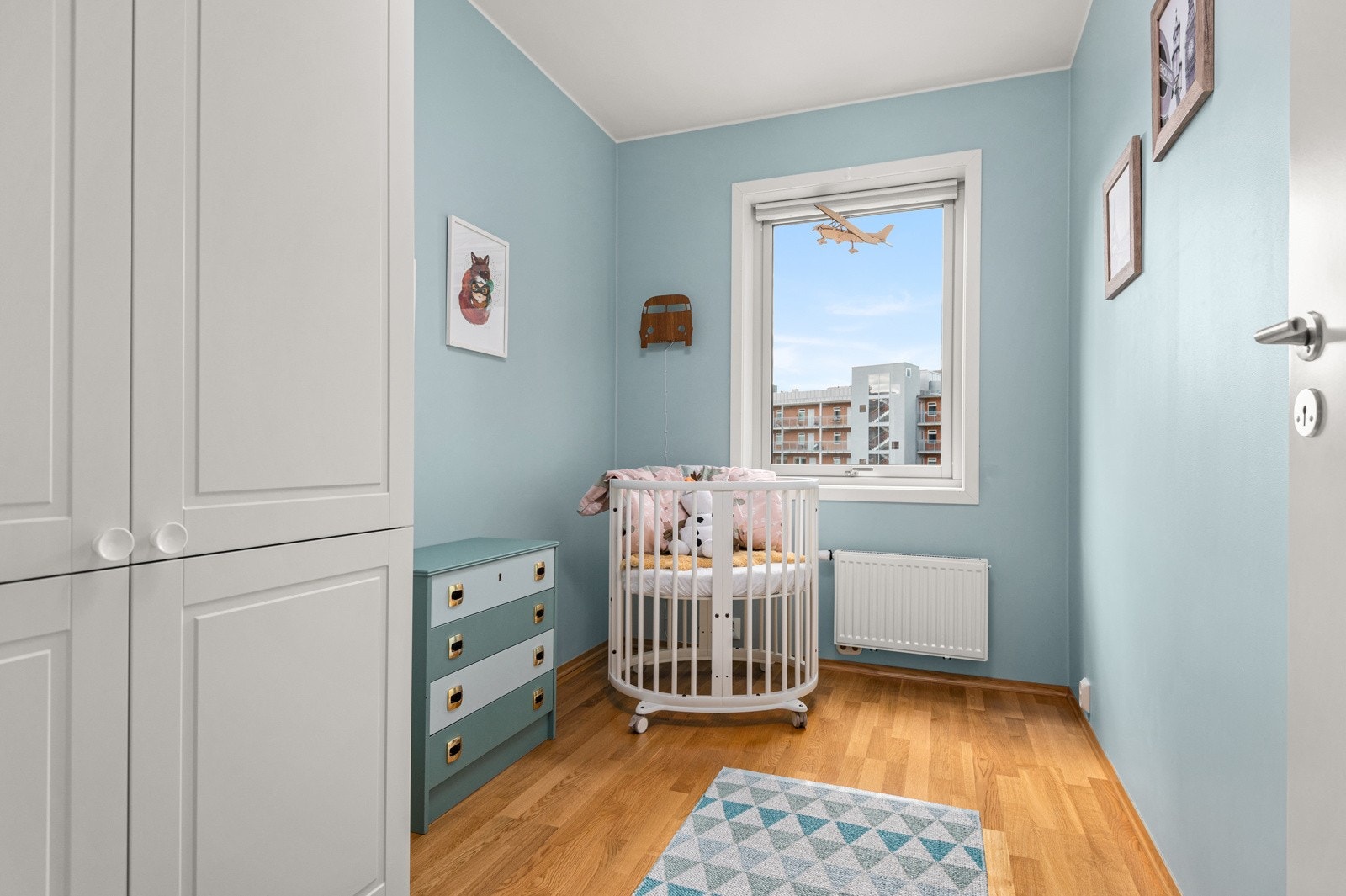 - Soverom 3 med plass til seng, nattbord, kontorpult og medfølgende 2-dørs garderobeskap - Galleribilde