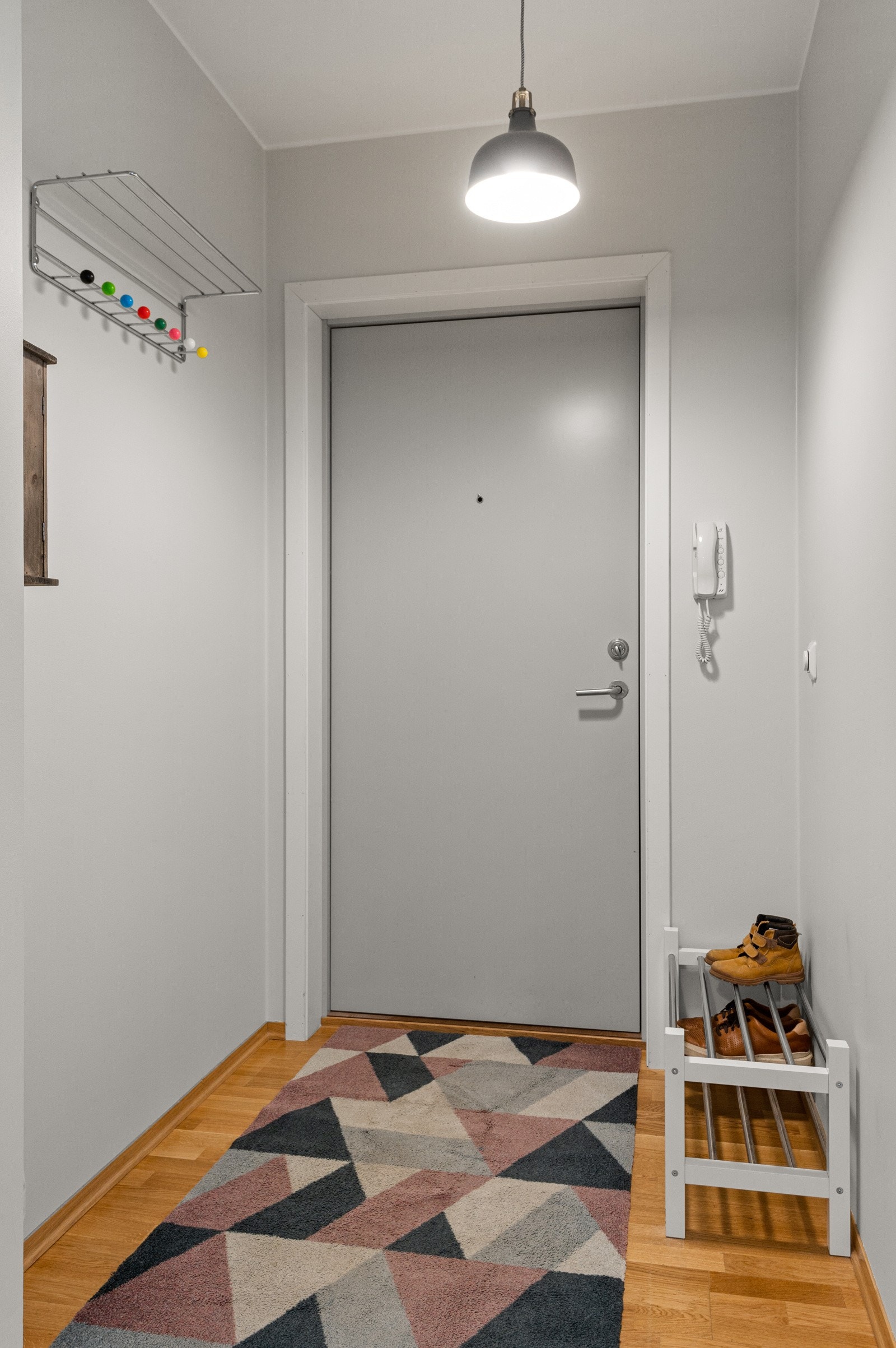 - Hyggelig inngangsparti med plass til klær og sko - Galleribilde