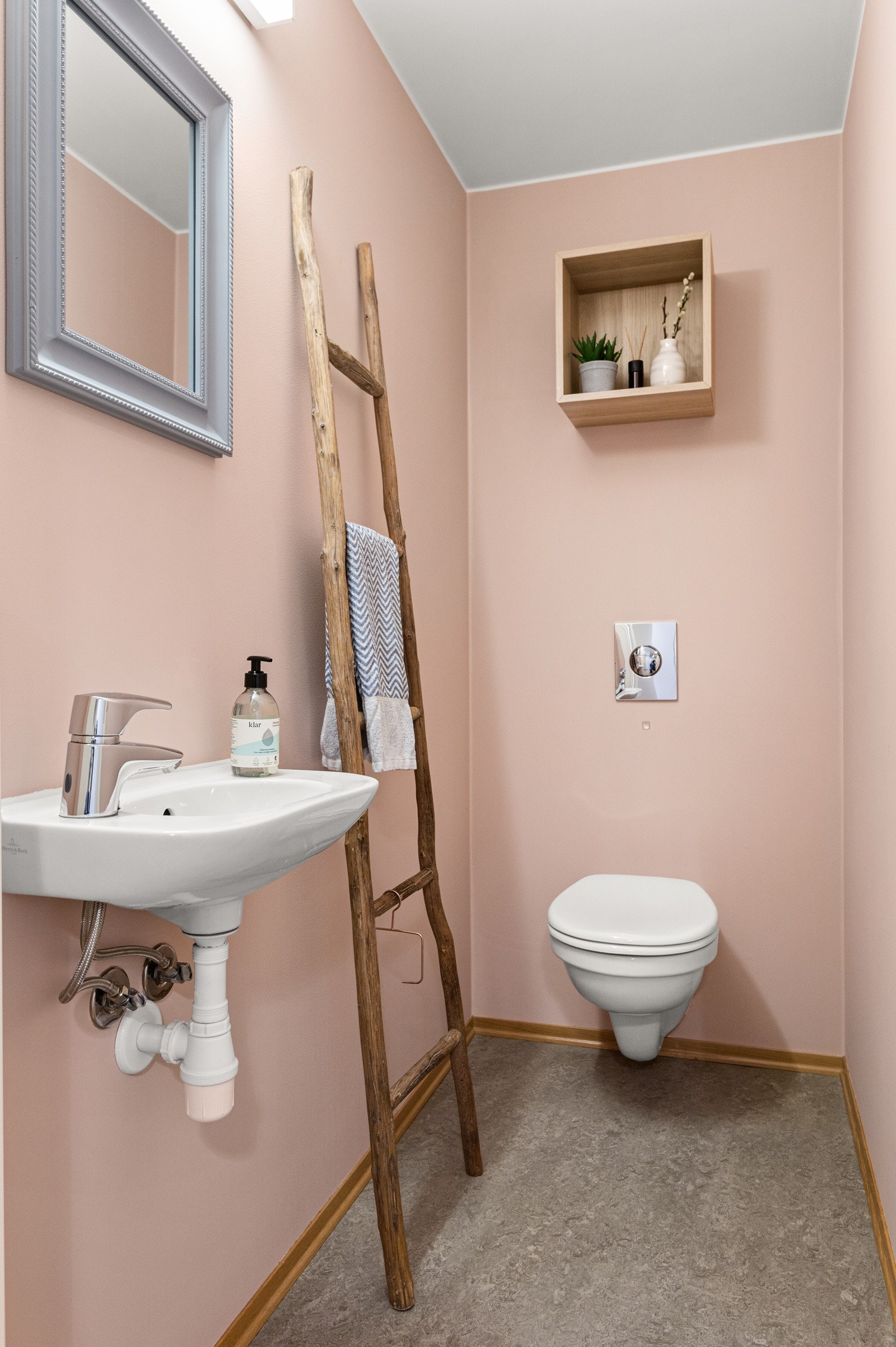 - Separat wc med vegghengt toalett og servant fra 2014 - Galleribilde