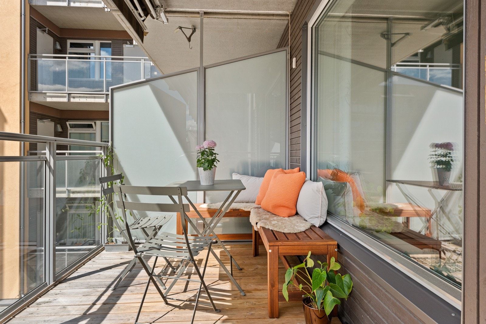 - Utgang fra stue til 8 m² solrik balkong mot gårdsrommet - Galleribilde