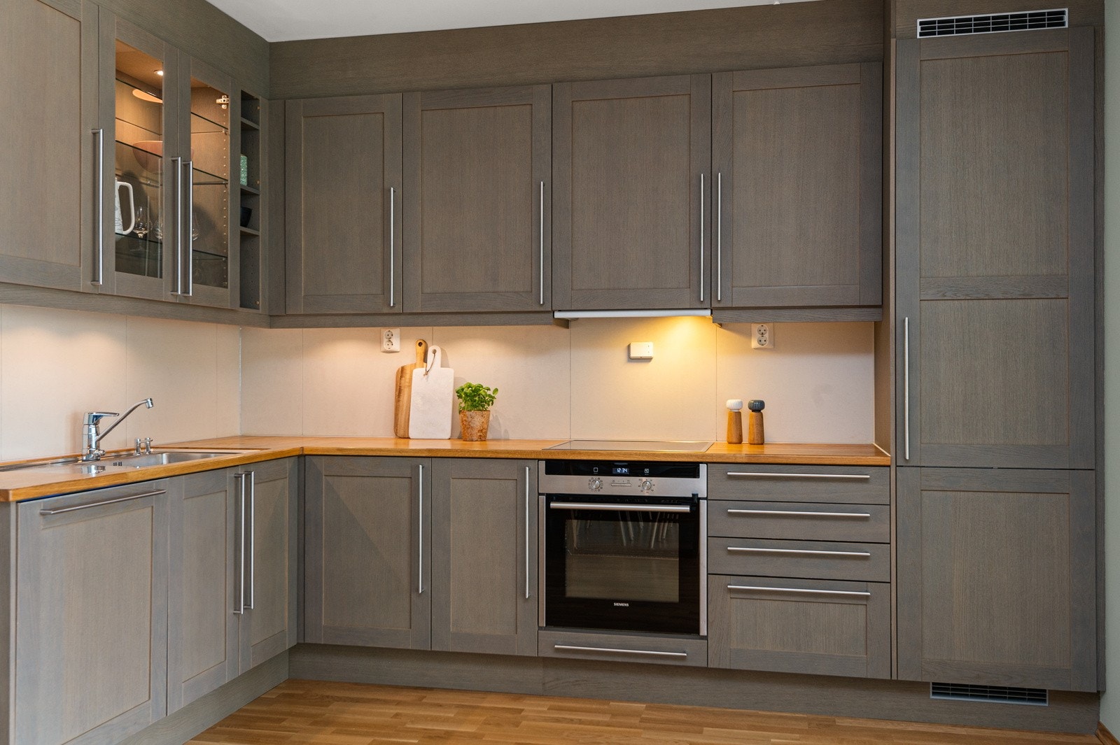 - Integrert induksjonstopp, stekeovn med pyrolysefunksjon, oppvaskmaskin og kjøleskap. Komfyrvakt er montert - Galleribilde