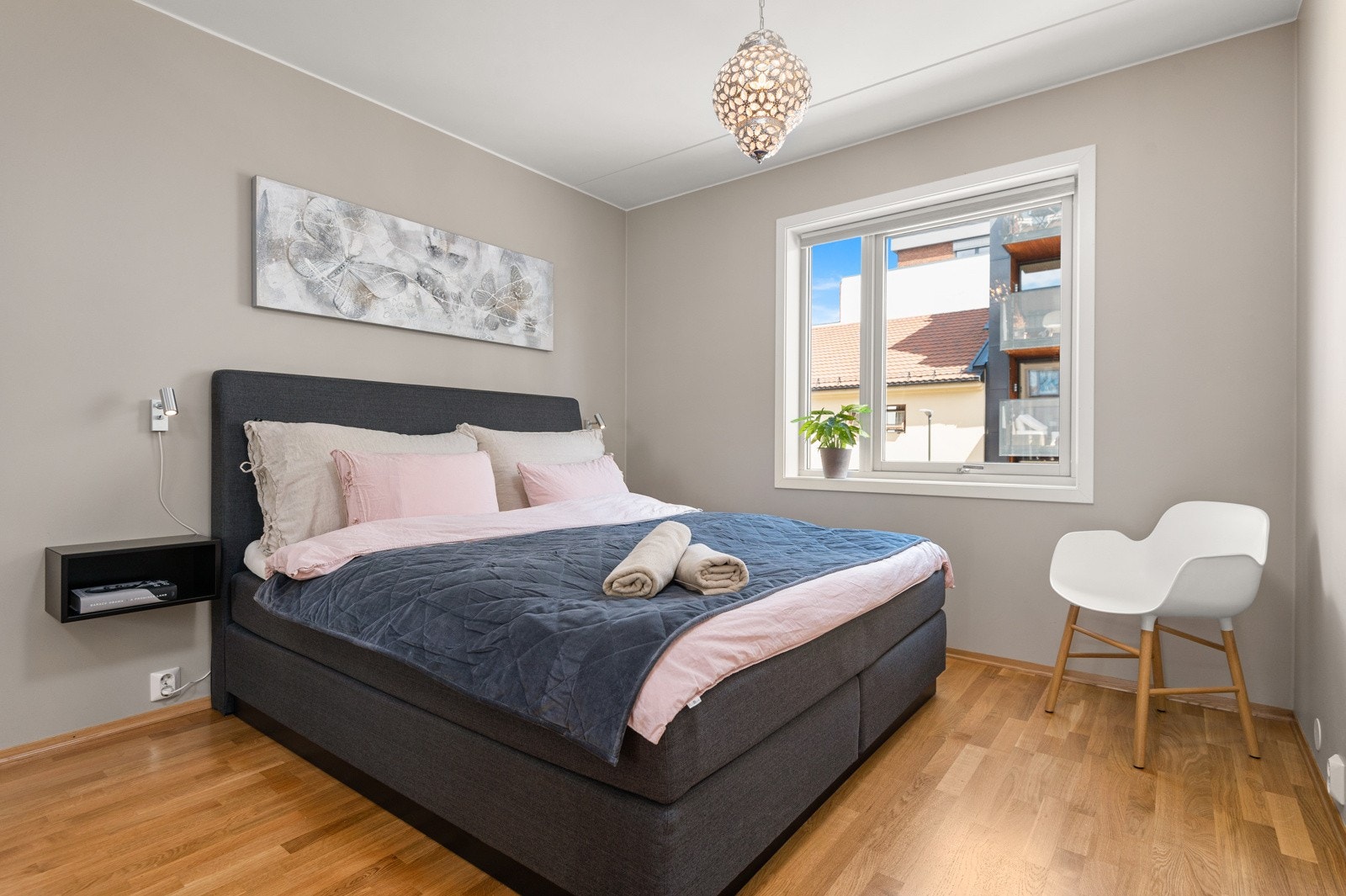 - Romslig hovedsoverom med god plass til dobbeltseng med nattbord på begge sider - Galleribilde