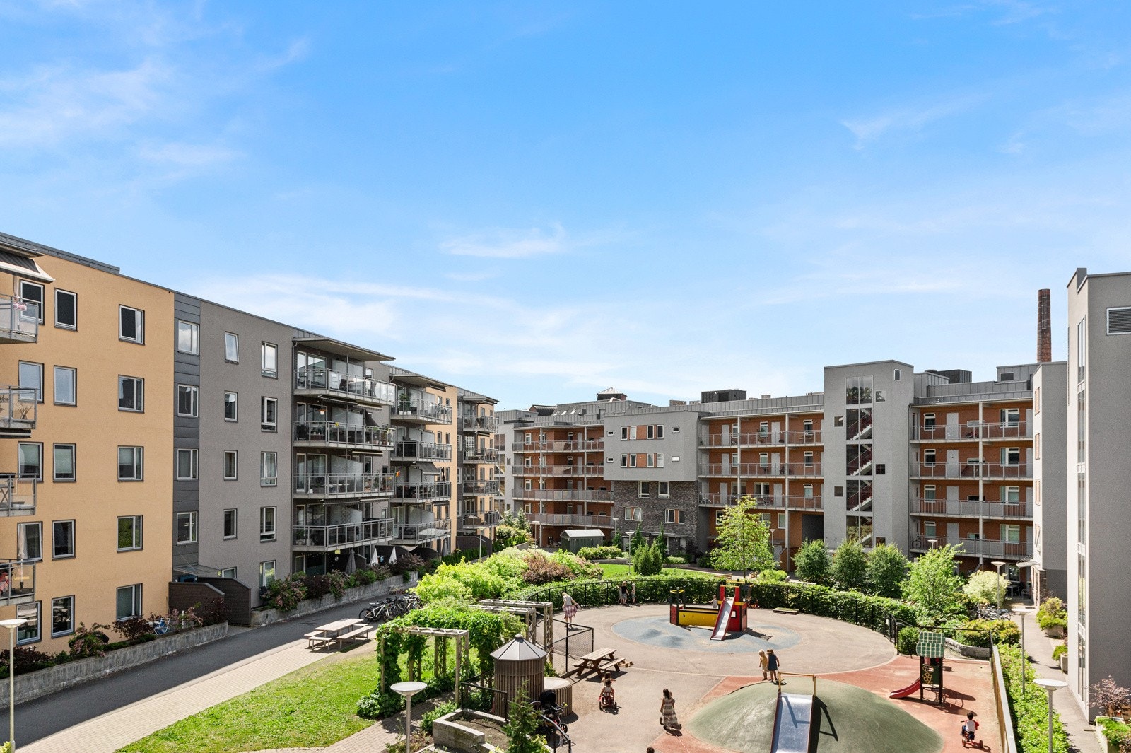 - Hyggelig utsikt over gårdsrommet fra balkongen - Galleribilde