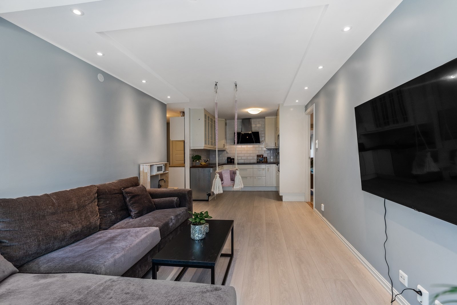Spisestuen er i tilknytning til kjøkkenet og har plass til stort spisebord med flere middagsgjester eller som en ekstra tv-stue om en ønsker det Galleribilde