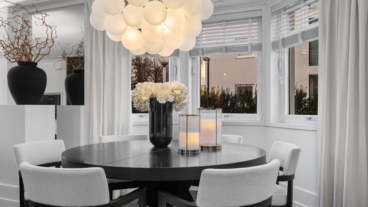 I spisestuen er det god plass til et stort spisebord, og vinduskarnappet gir rommet sjarm og sjel. Galleribilde