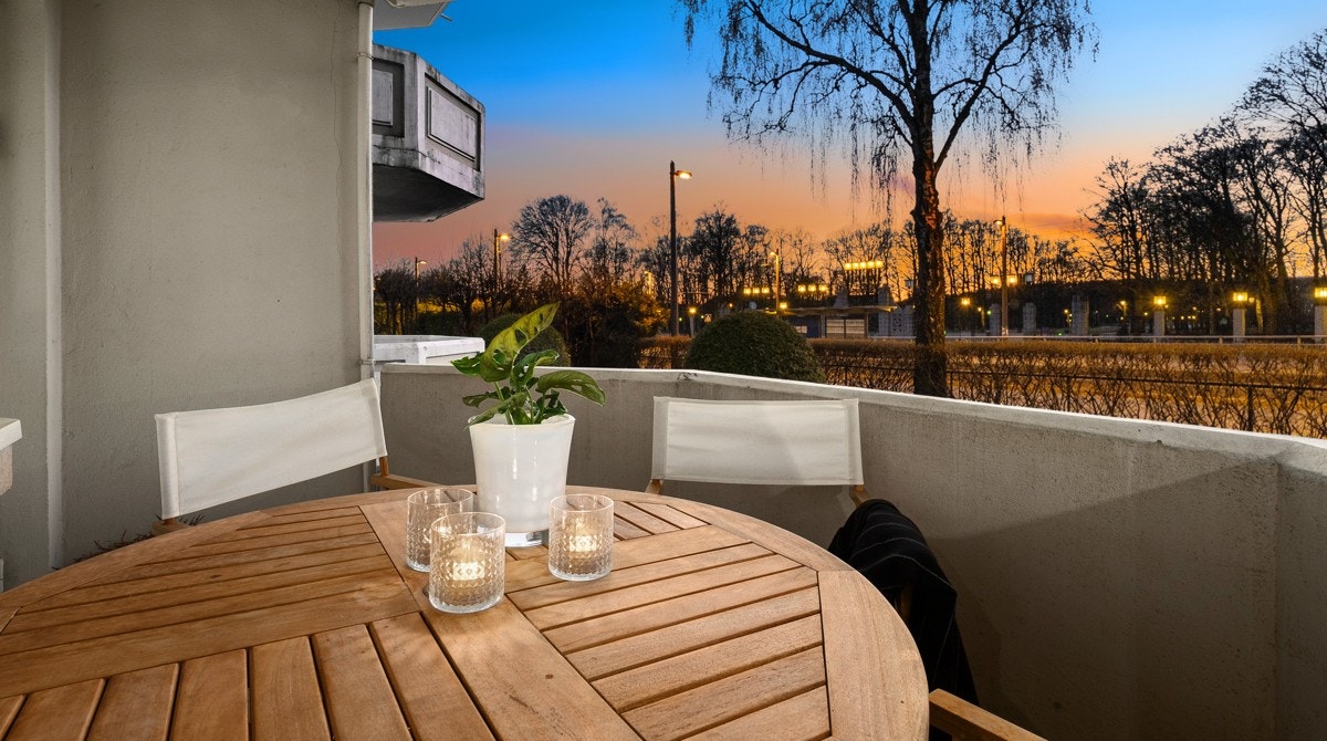 Fra stuen er det utgang til en hyggelig nordvestvendt balkong, hvilket gjør det enkelt å innta måltidene utendørs om sommeren Galleribilde