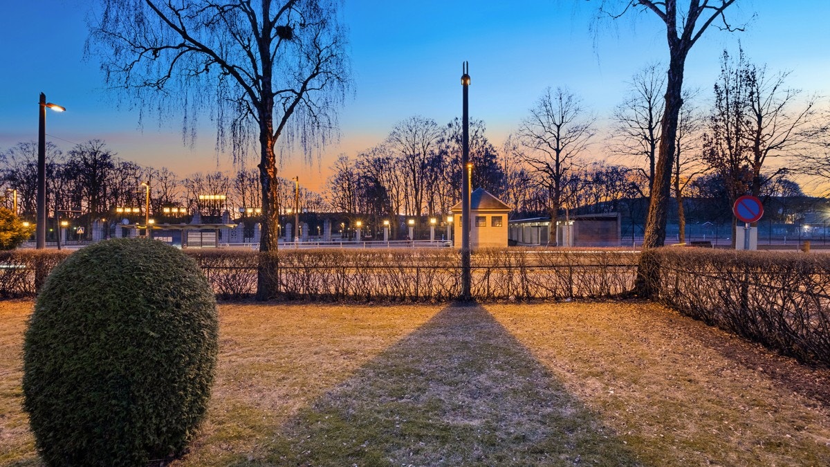 Sameiets hage er pent opparbeidet med gressplen, beplantninger m.m Galleribilde