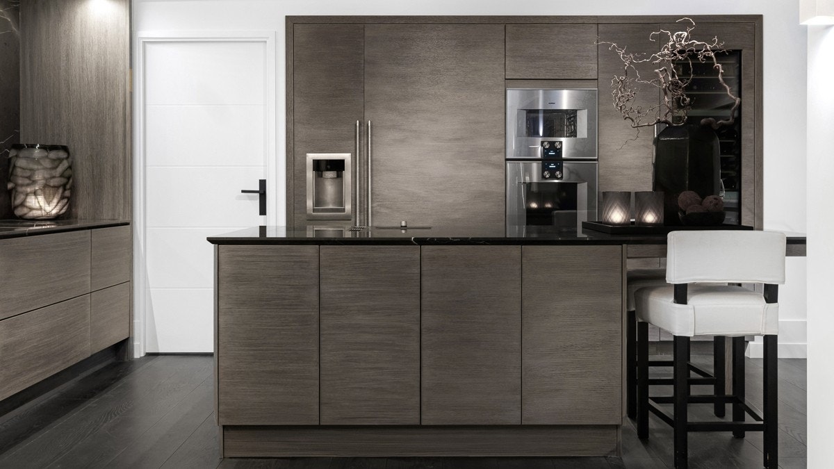 Kjøkkenøyen har teppaniyaki stekeplate og sonefri induksjonstopp med integrert kullfiltervifte fra Bora Galleribilde