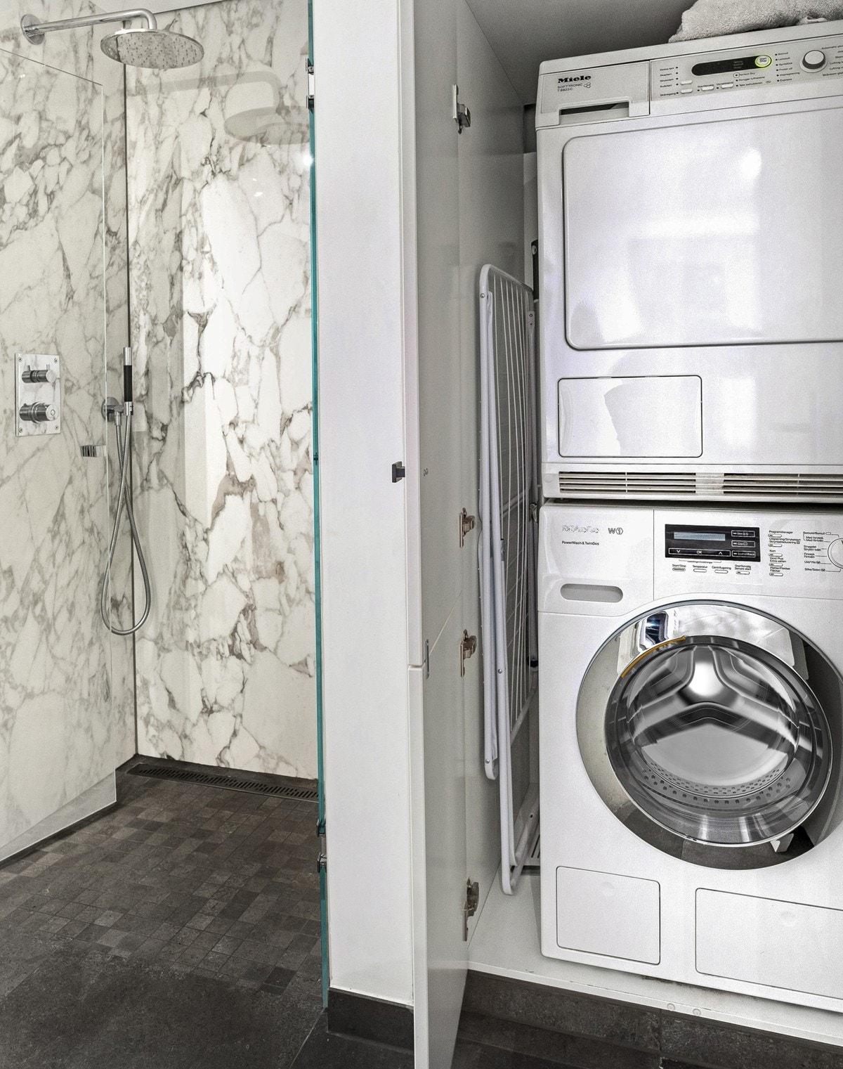 Det er opplegg for vaskemaskin og tørketrommel i et praktisk skap Galleribilde