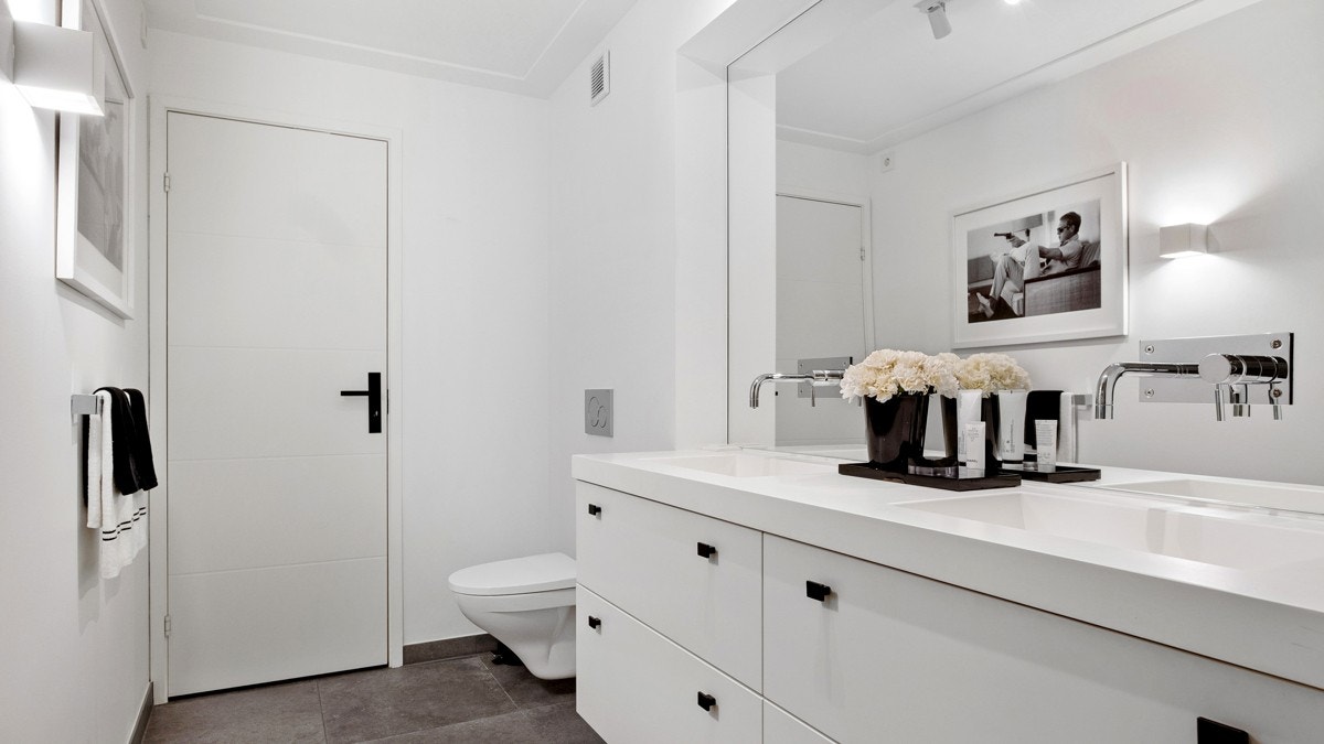 På gulvet er det marmofliser fra Italia hvilket gir et luksuriøst preg, og i dusjsonene er veggene også lagt med fliser Galleribilde