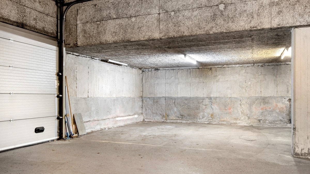 Leiligheten disponerer én biloppstillingsplass i felles garasjeanlegg med direkte heisadkomst Galleribilde