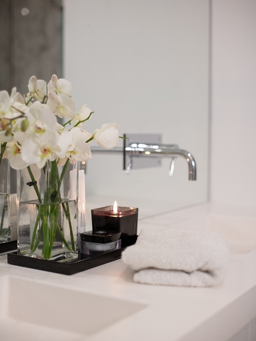 Legg merke til Tapwell blandebatterier ut fra vegg i heldekkende speil ved servantene Galleribilde