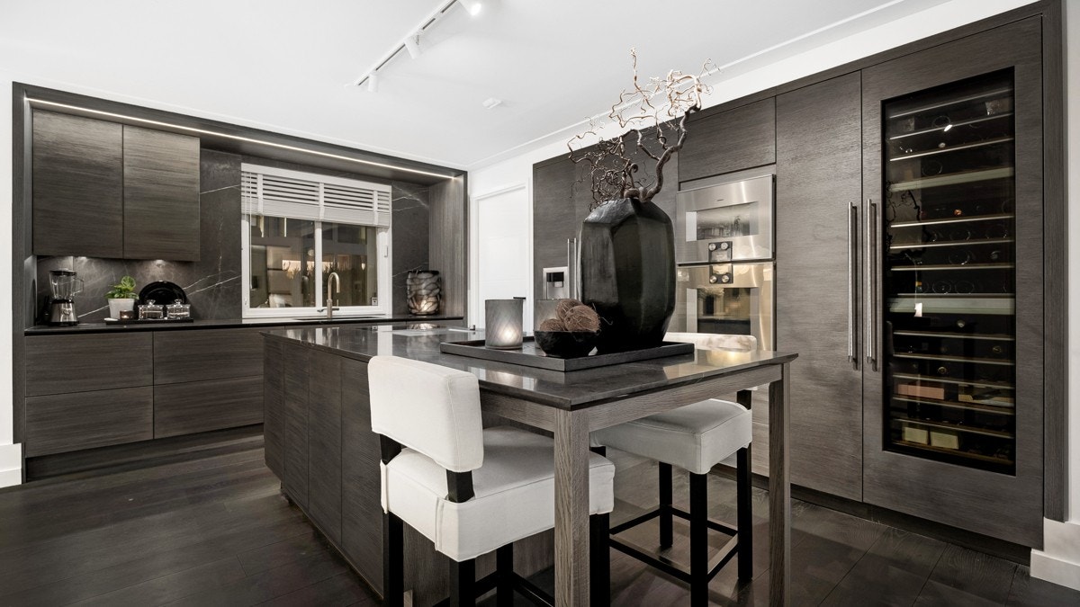 Kjøkkenet er velutstyrt og påkostet med både XXL oppvaskmaskin, damp- og stekeovn, stekeovn, kjøle-fryseskap med isbit- og vanndispenser og dobbel vinskap fra Mastercool Galleribilde