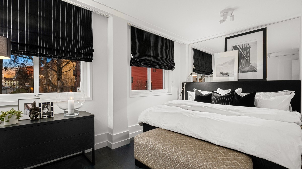 Soverom II er romslig med god plass til dobbeltseng og annet ønsket møblement Galleribilde