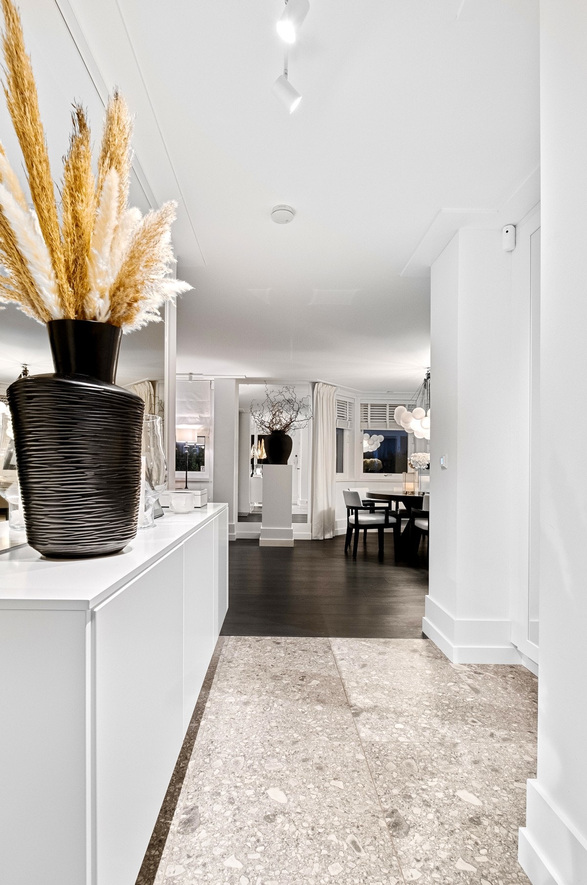 Allerede i entreen gis det et innbydende førsteinntrykk av den lekre leiligheten, og det påkostede inntrykket møter deg allerede ved inngangsdøren Galleribilde