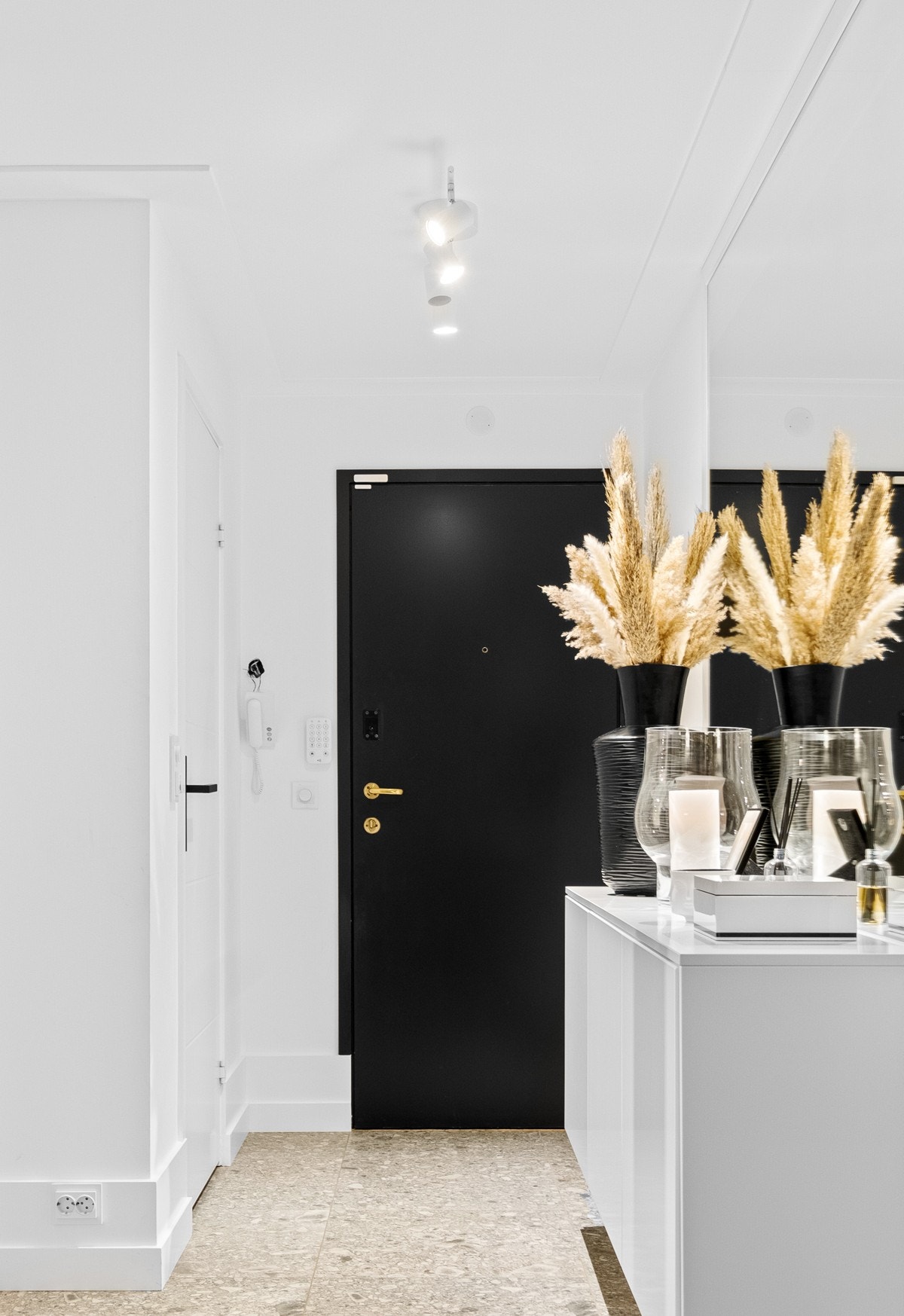 Et stort og heldekkende speil bidrar til den gode romfølelsen, og terazzofliser på gulvet i klassisk mønster gir rommet et grafisk og dekorativt blikkfang Galleribilde