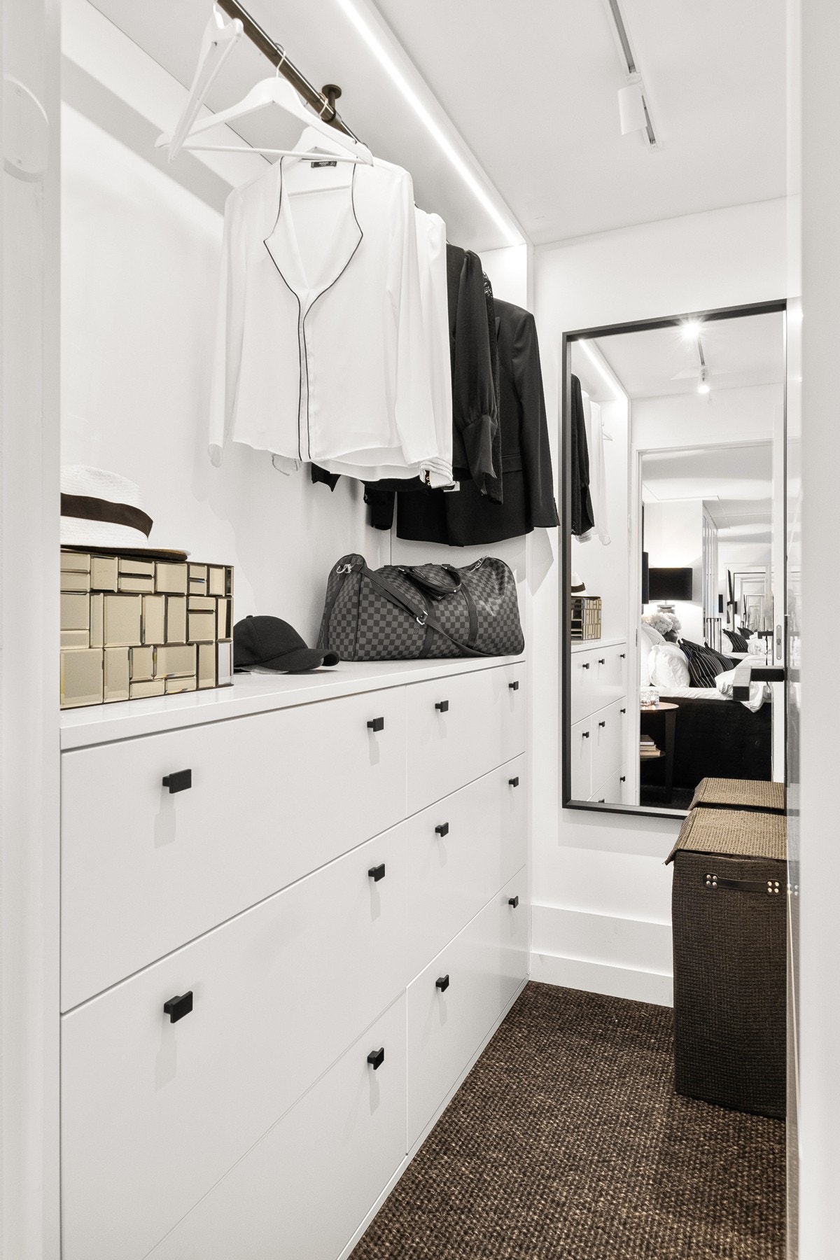 Det er ytterligere oppbevaringsplass i walk-in-closet med spesialtilpassede garderobeløsninger og innredninger fra Huseby Galleribilde