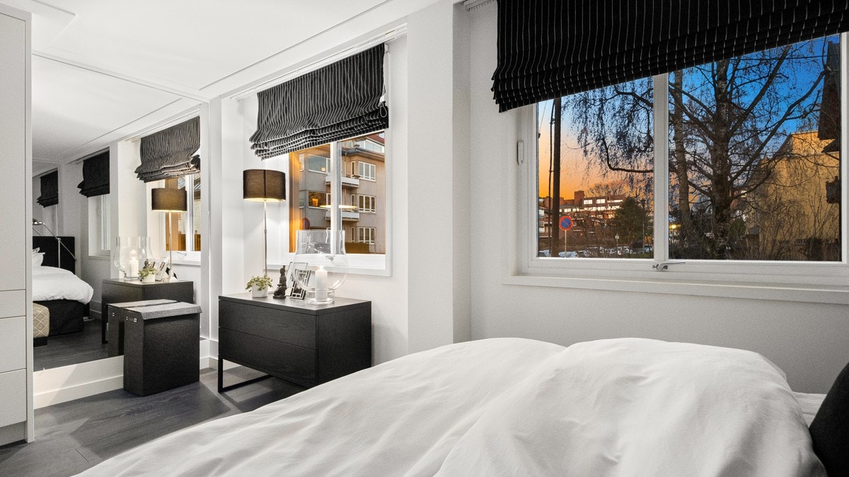 Soverom II er innredet med heldekkende speil og medfølgende garderobeløsning Galleribilde