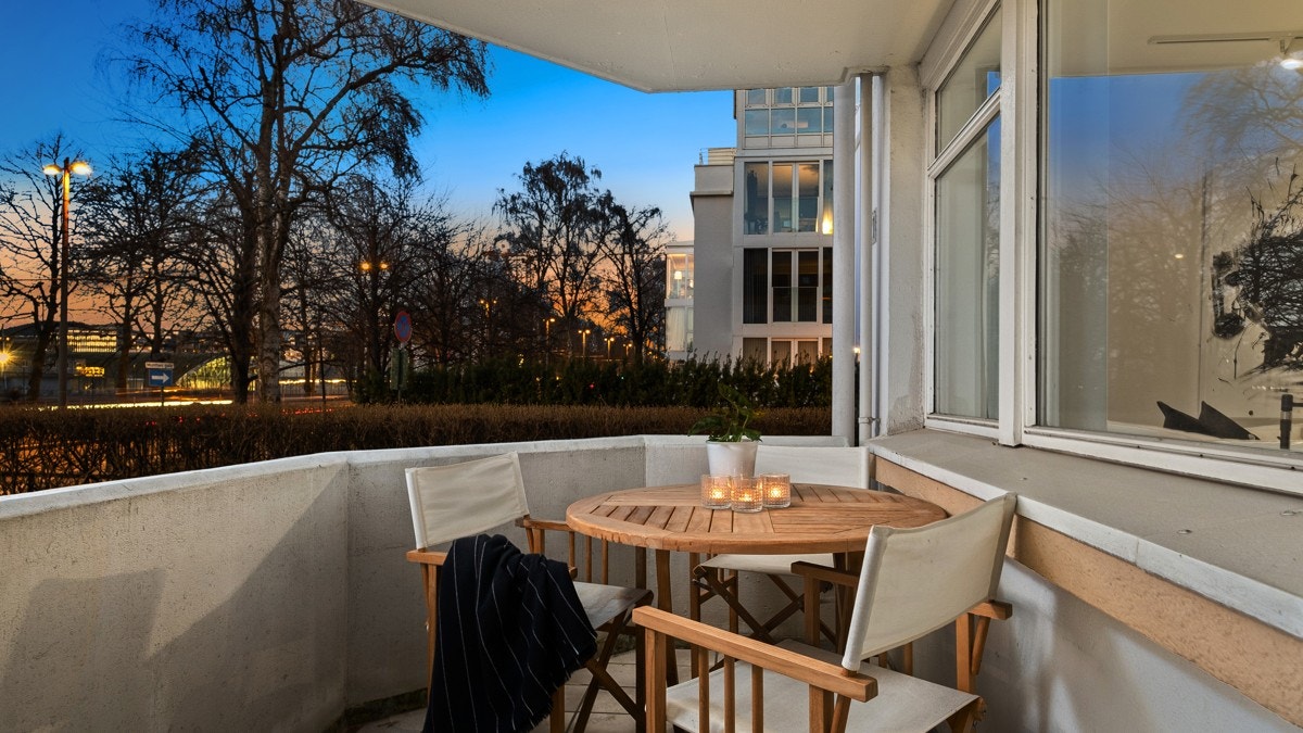 Balkongen vender mot felles hage, og på sommerstid blir man omrammet av frodige omgivelser. Galleribilde