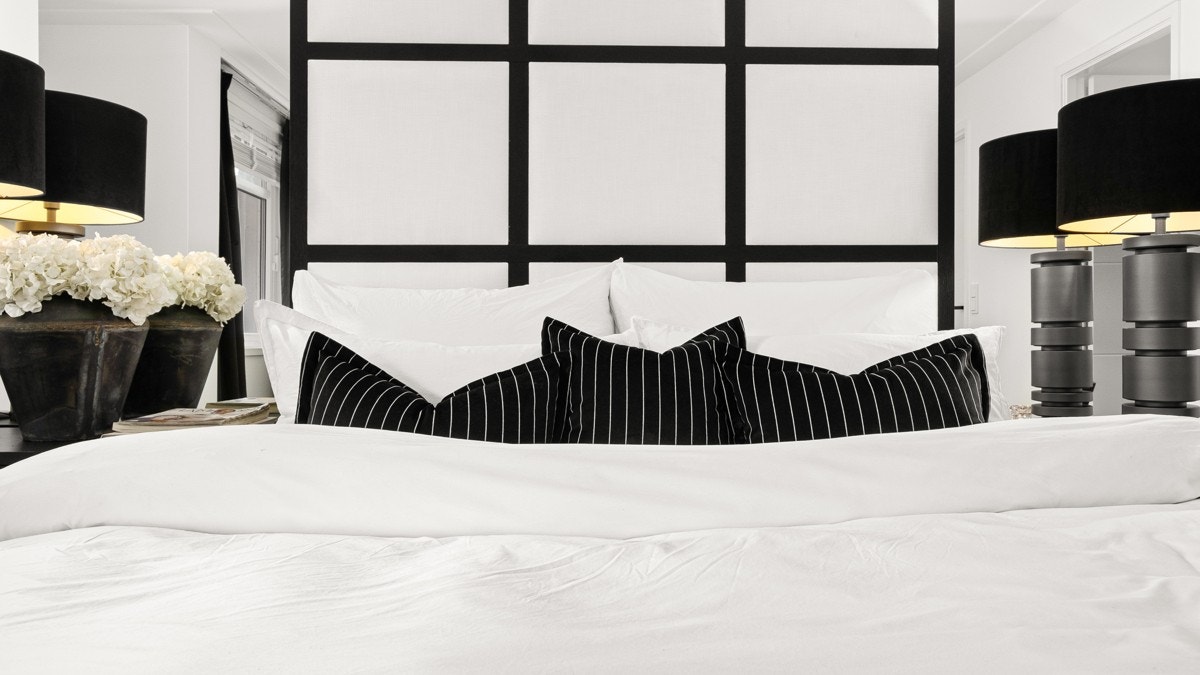 Hovedsoverommet er svært romslig med god plass til dobbeltseng, kommode og medfølgende skap Galleribilde