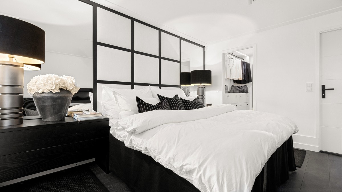 Hovedsoverommet ligger som egen fløy og gir følelsen av å bo på luksus-hotell med egen walk-in-closet, utgang til sydøstvendt balkong ca. 2 m² og direkte adkomst til bad/wc Galleribilde