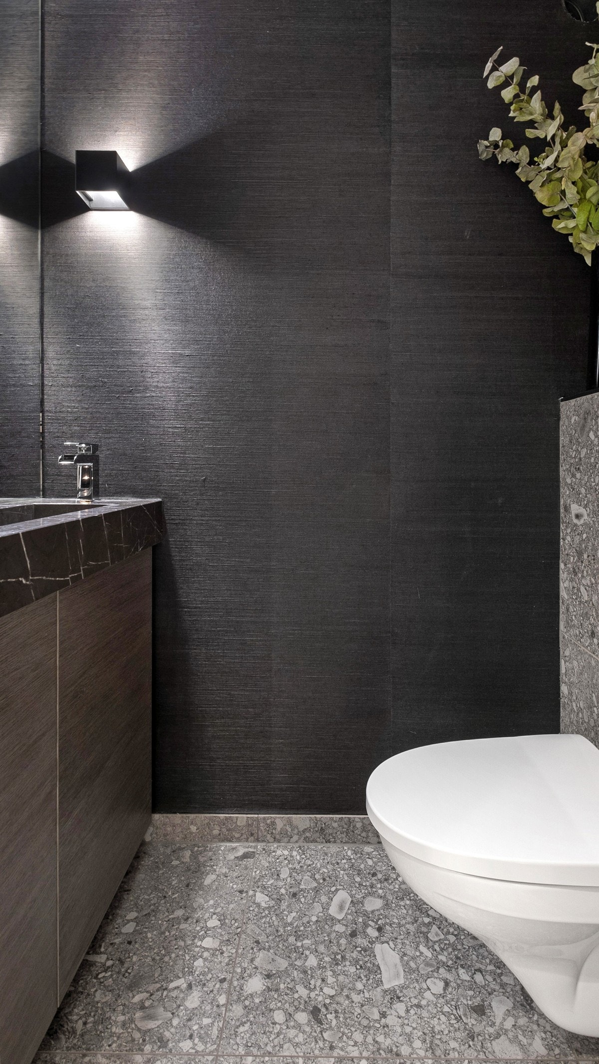 På veggen har man Ralph Lauren-tapet av natur-sisal i delikat sort og på gulvet er det lagt italienske fliser Galleribilde