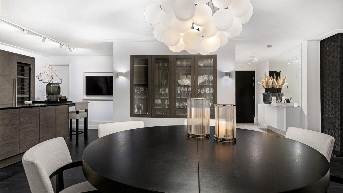 De mørke tonene hentes opp i detaljer i alle rom- et dekorativt grep som syr hele interiøret sammen Galleribilde