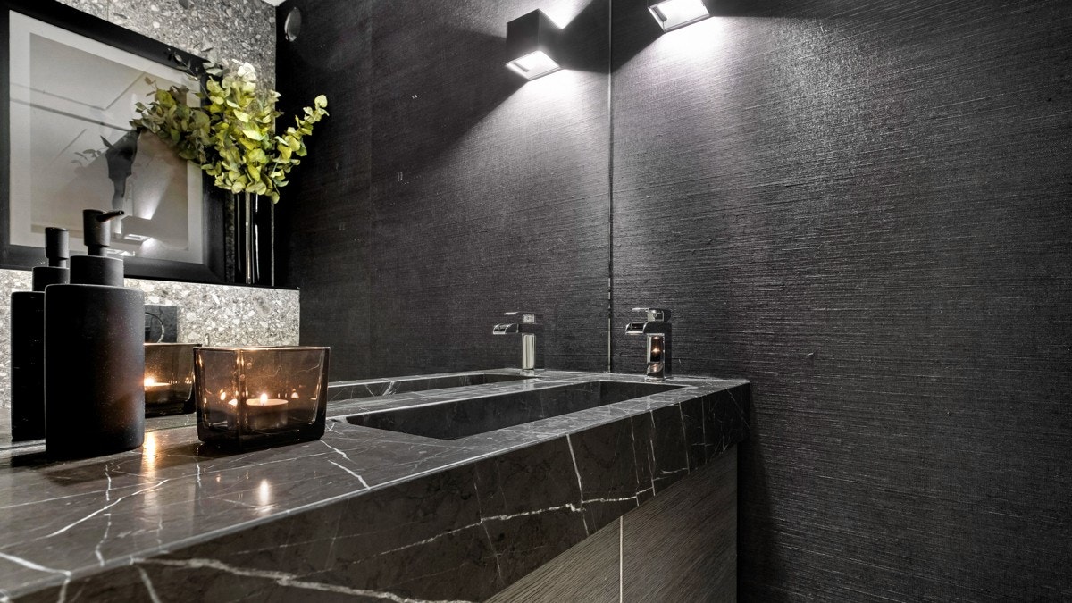 Boligen har også et separat toalett - praktisk plassert ved entreen. Vasken er håndlaget for interiøret i ekte marmor fra Italia, som er tilsvarende benkeplaten på kjøkkenet og sørger for et gjennomgående uttrykk Galleribilde