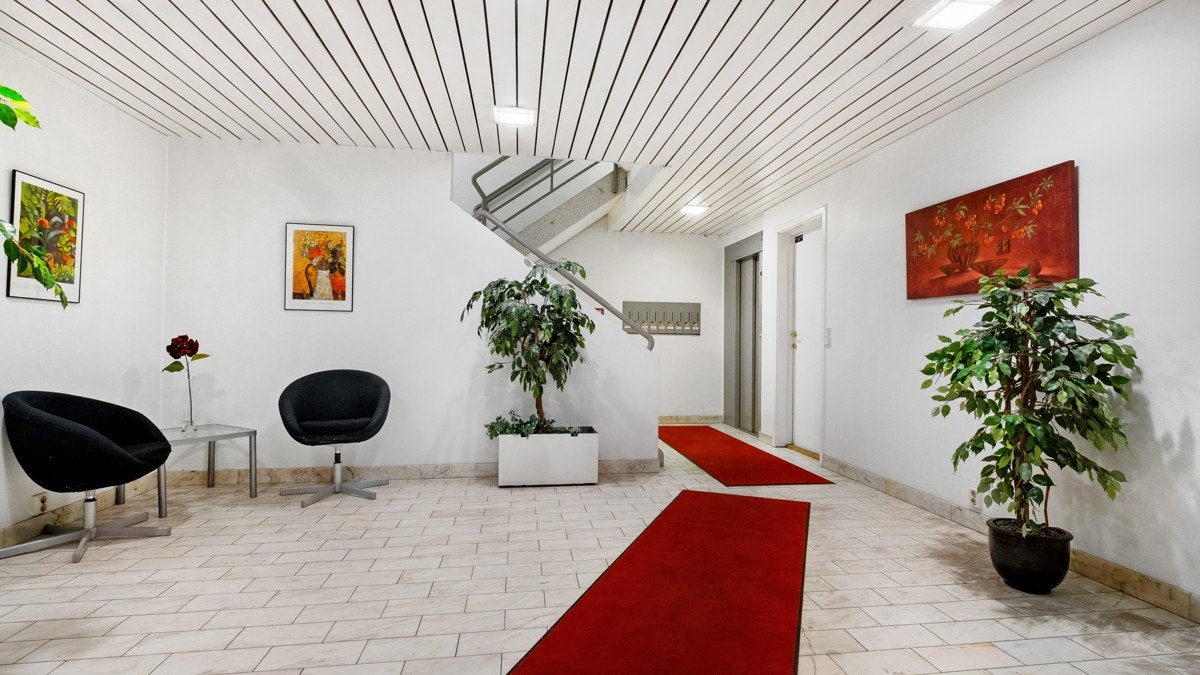 Sameiet har et representativt inngangsparti med sittegrupper m.m Galleribilde