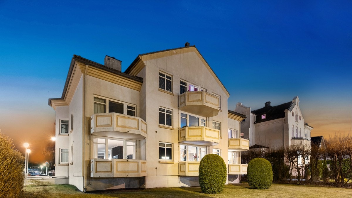 Leiligheten ligger fint til i første etasje i byvilla fra 1984 Galleribilde