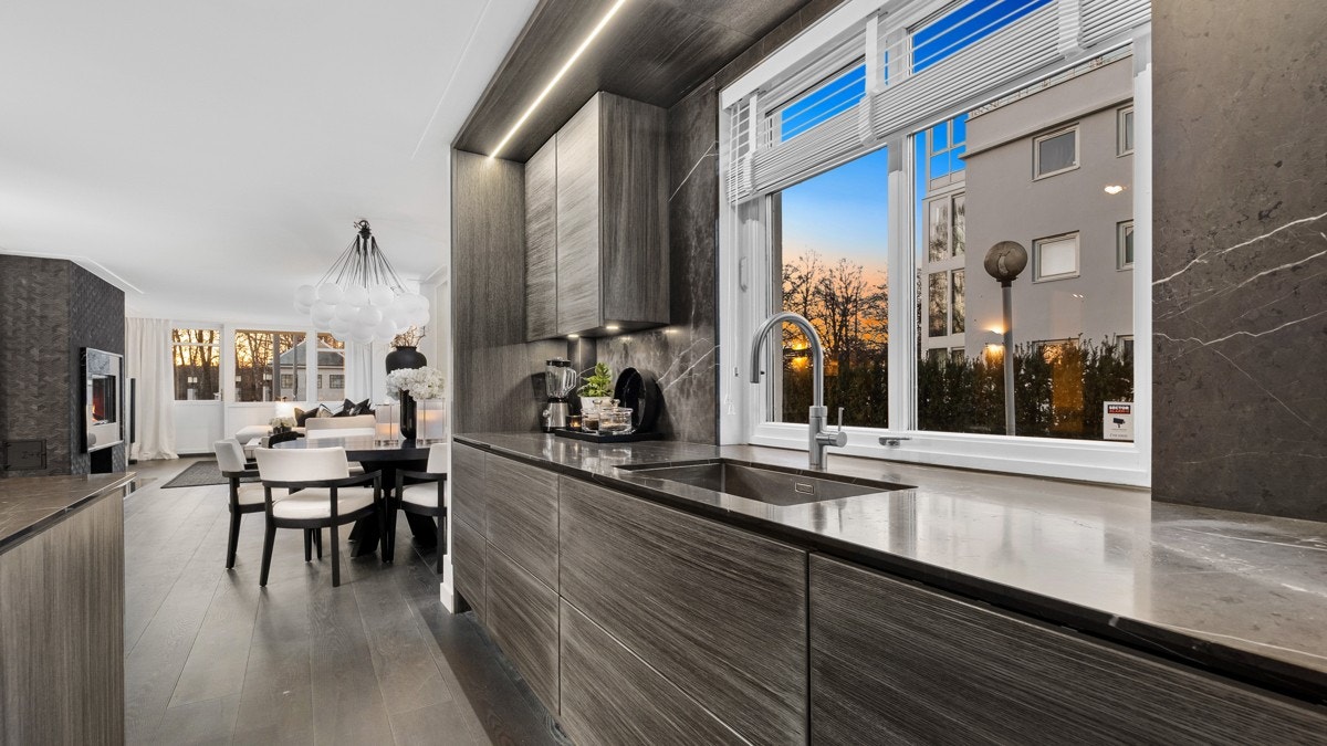 Det lekre kjøkkenet fra kvalitetsleverandøren Huseby ligger som en naturlig del av spisestuen og stuen, noe som skaper en sosial arbeidsplass for kokken Galleribilde