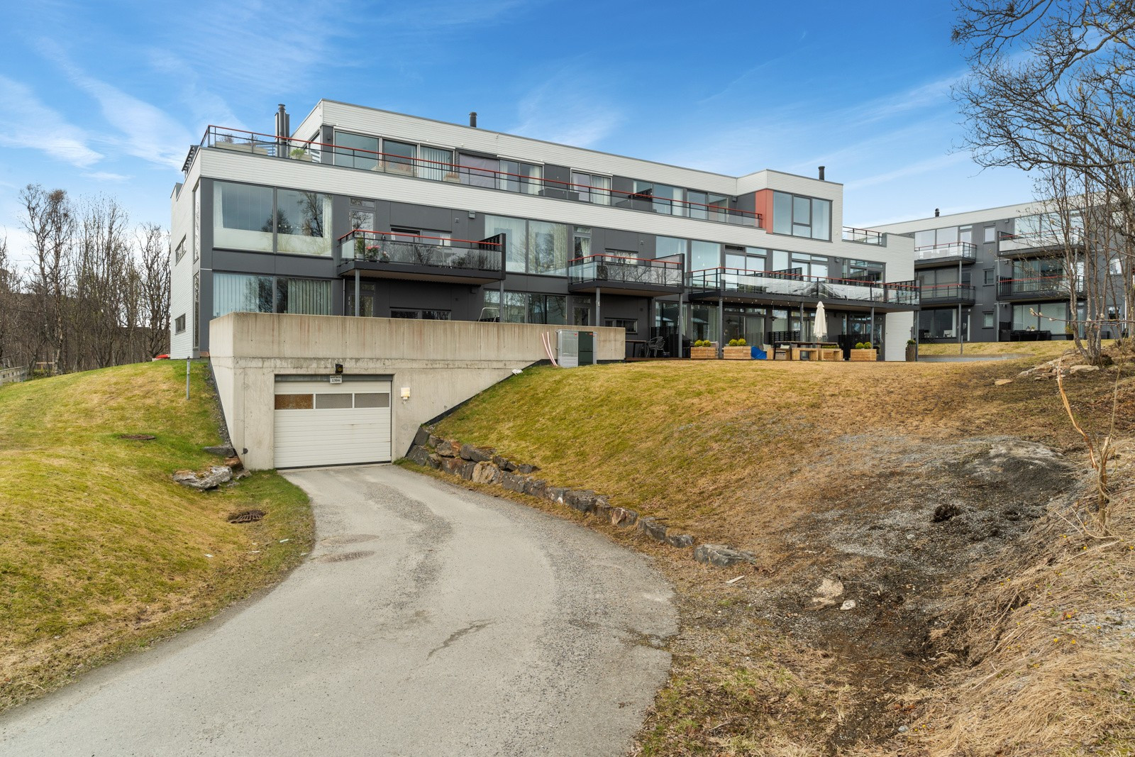 Borettslaget betaler avdrag i dag med en bra nedbetalingsplan. Blant annet kommunale avgifter, byggforsikring, gressklipp, måking av snø etc. inkluderes i felleskostnadene