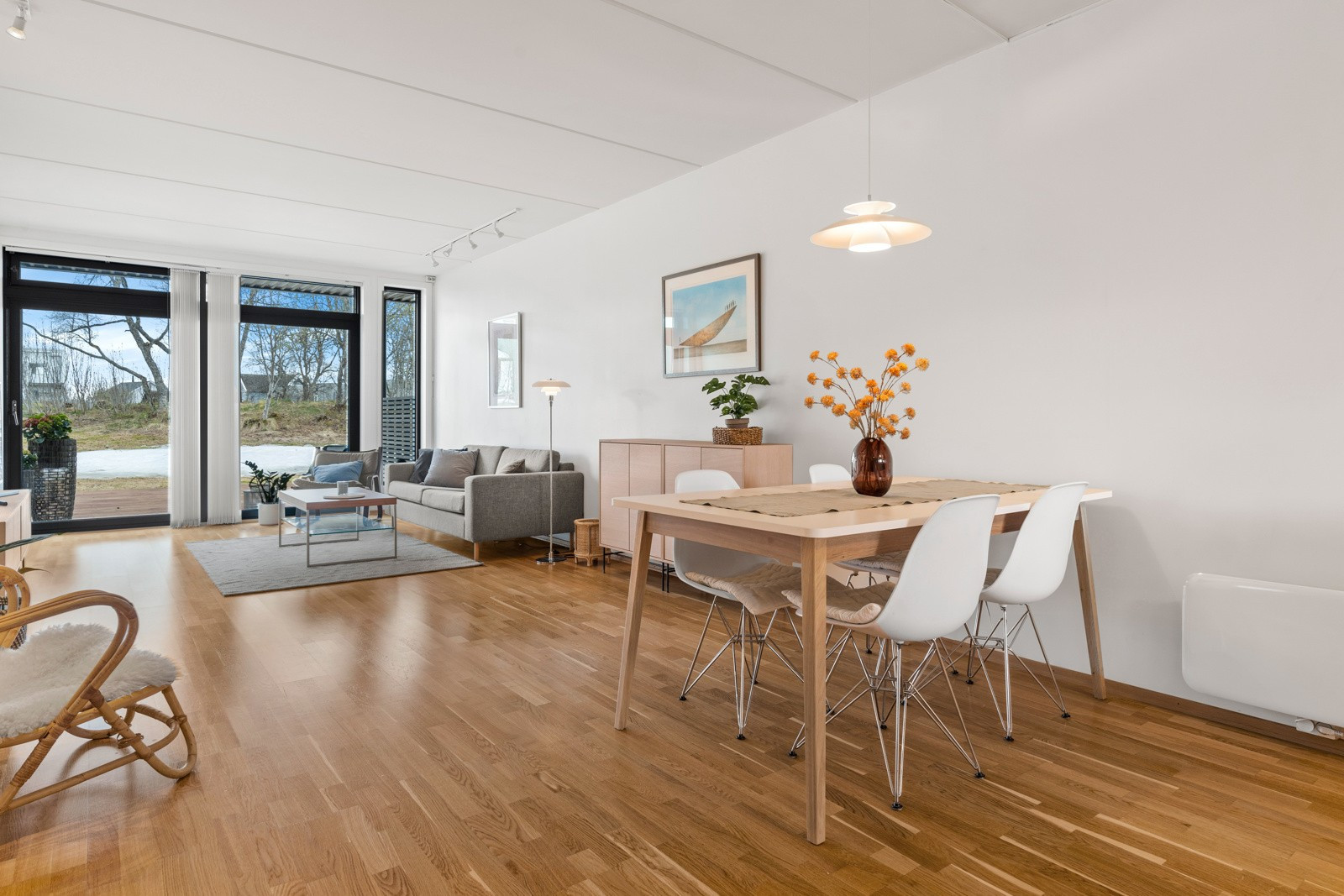 Åpen stue/kjøkkenløsning skaper rom for spisebord. Leiligheten har gjennomgående lys, noe gir rikelig med lysinnslipp og skaper en behagelig atmosfære