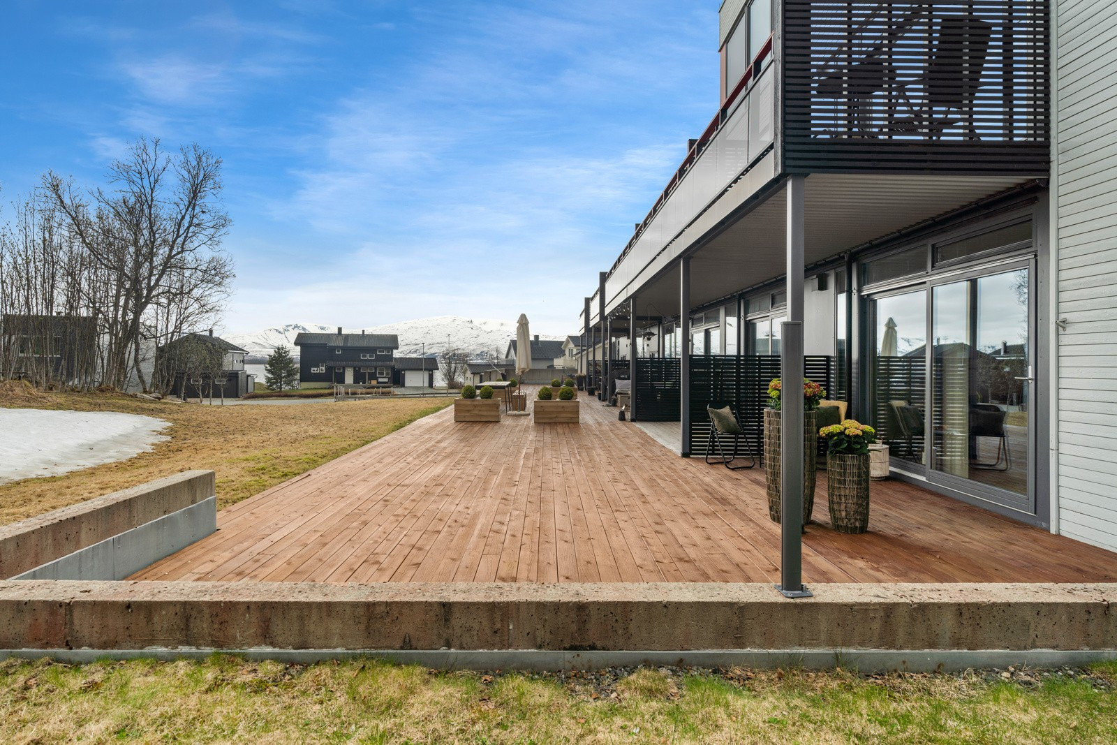 Sørvendt markterrasse med direkte adkomst fra stuen