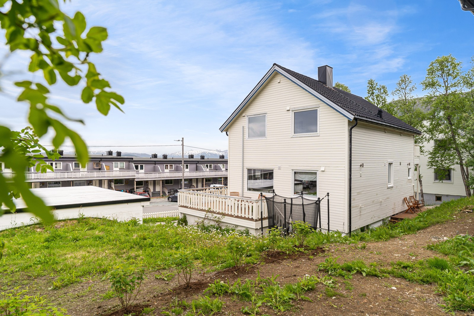 God plass til trampoline og lek i hagen