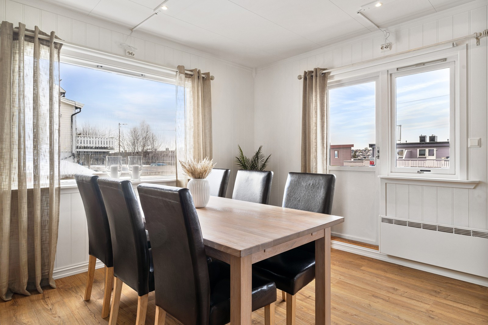 Fra stua er det utgang til en stor vestvendt veranda