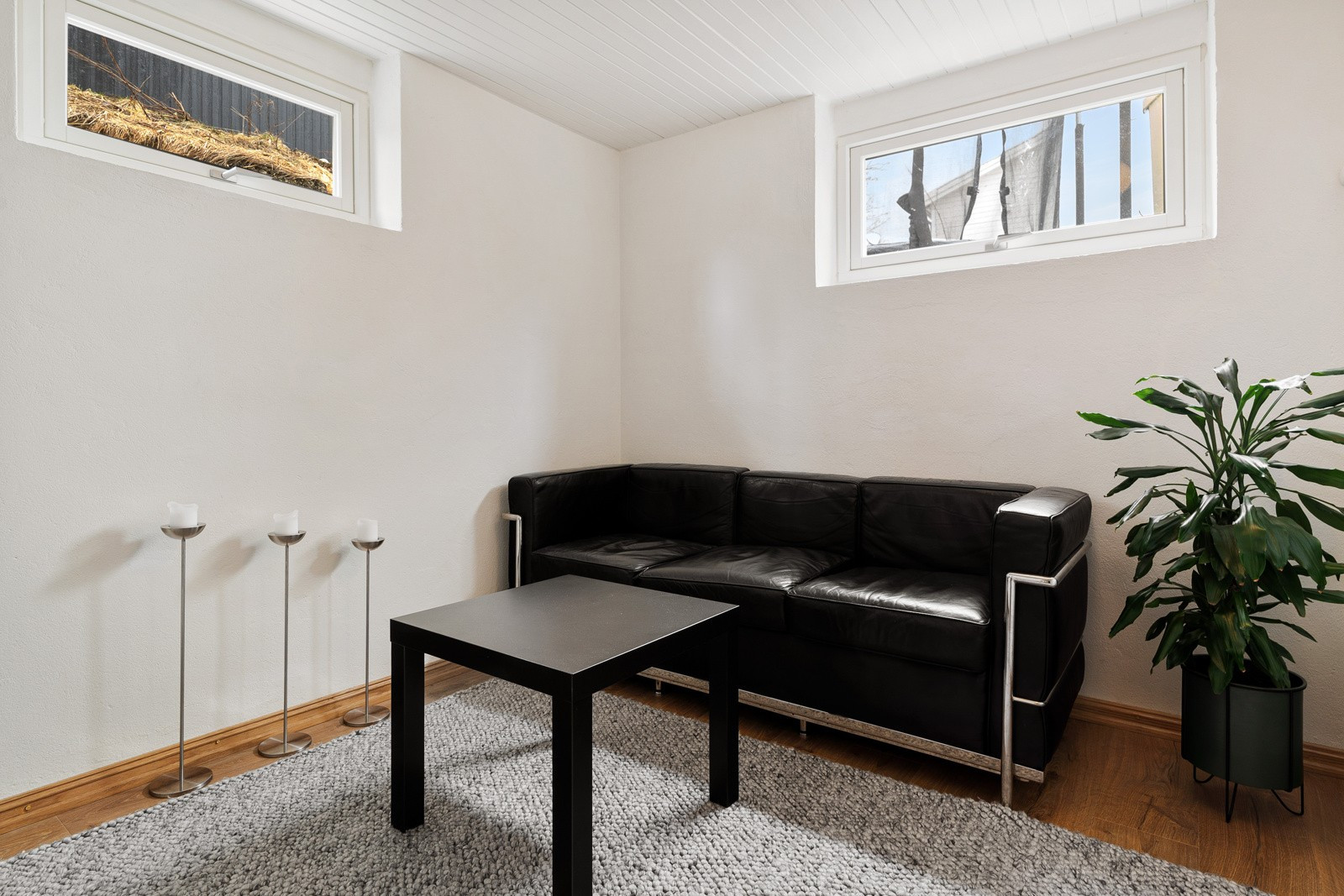 I 1. etasje er det en tv-stue med plass til sofa og diverse møblement