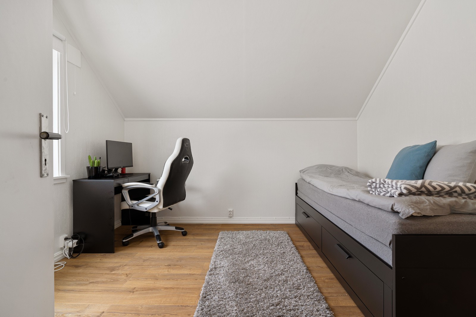 Soverom 3 med plass til stor seng og skrivepult