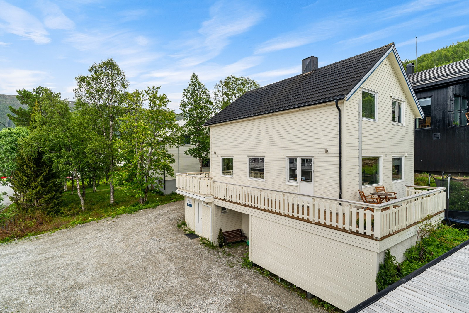Her er det sør- og vestvendt veranda med sol fra morgen til sen kveld!