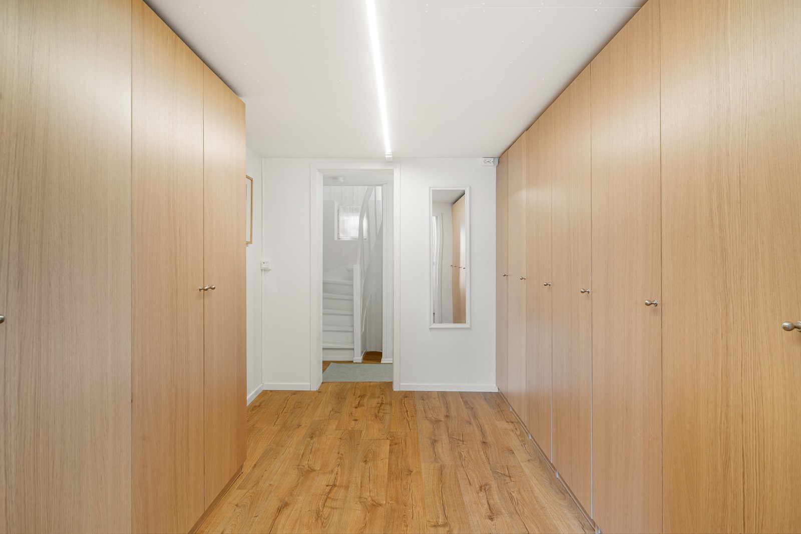 Ved inngangspartiet er det en stor og praktisk garderobe med rikelig oppbevaringsplass!