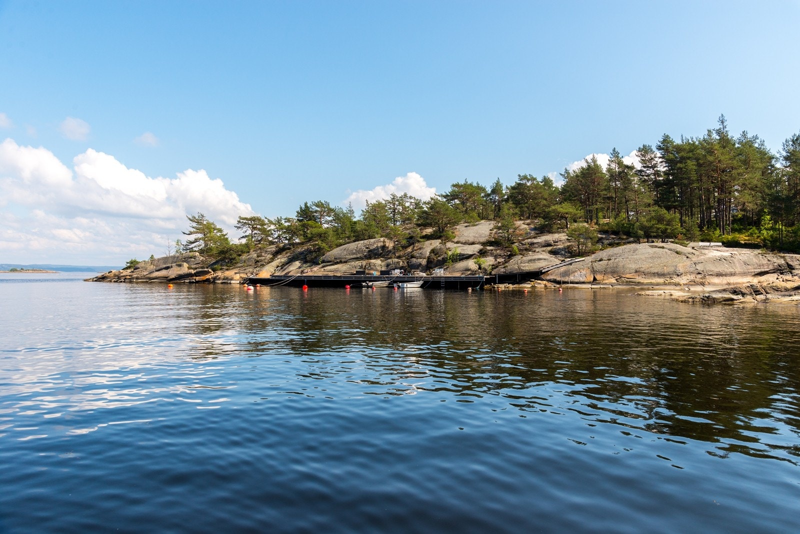Sundet med brygge og båtfeste Galleribilde