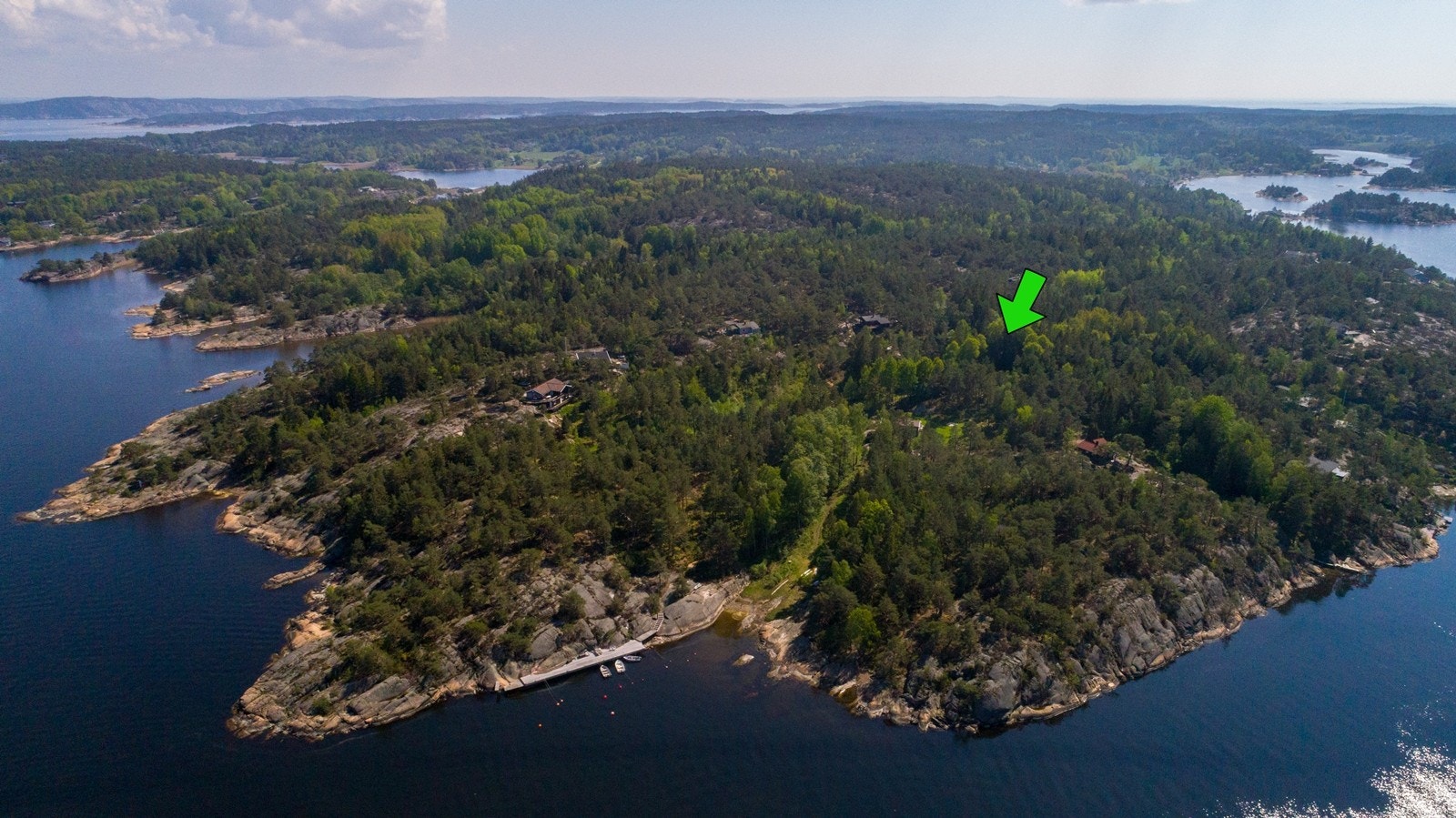 Sundet inn og vei opp til tomten Galleribilde