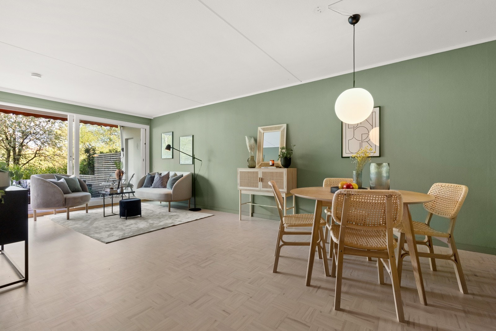 God plass til spisegruppe mellom stue og kjøkken. Galleribilde