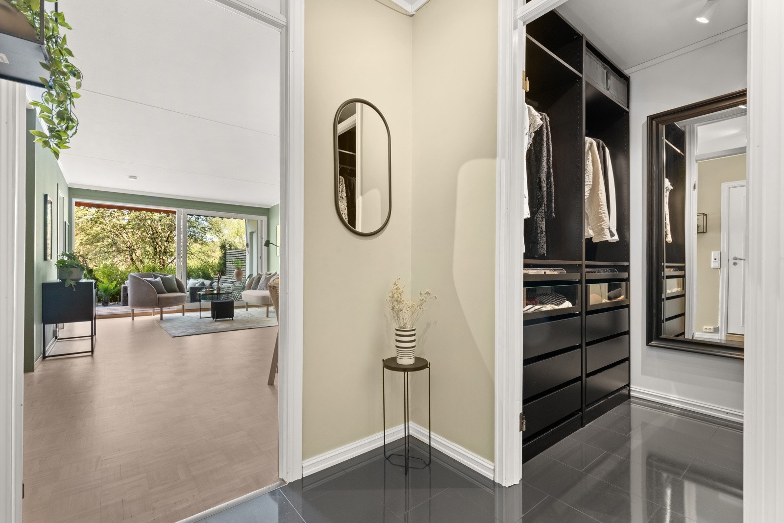 Velkommen inn i en romslig entrè med god plass til garderobeløsning. Galleribilde