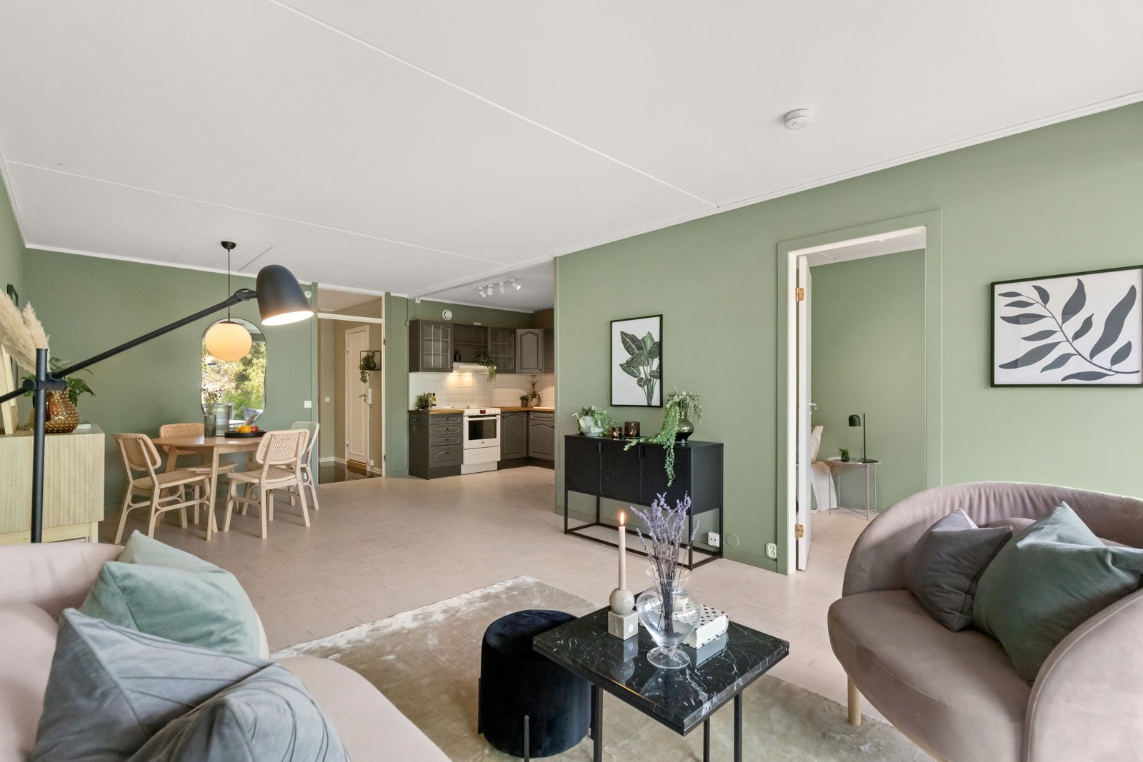 Veggene i stuen er malt i en moderne, delikat grønnfarge. Galleribilde