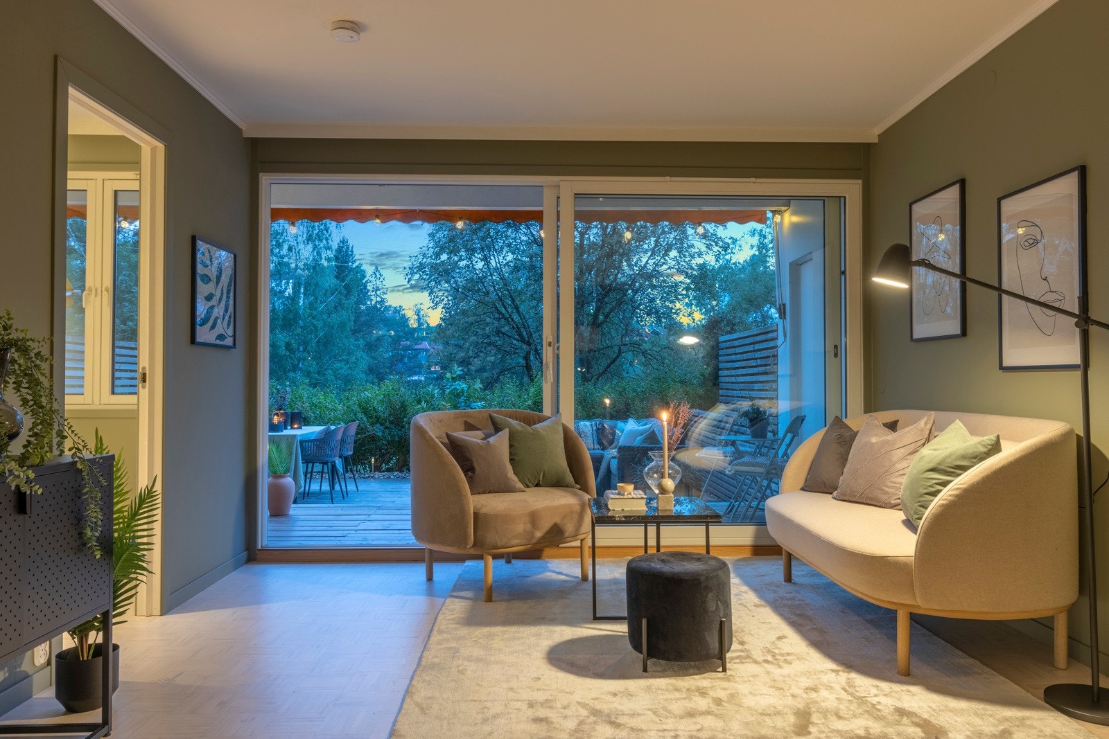 Et knippe kveldsbilder for å vise den gode atmosfæren leiligheten har å tilby. Galleribilde