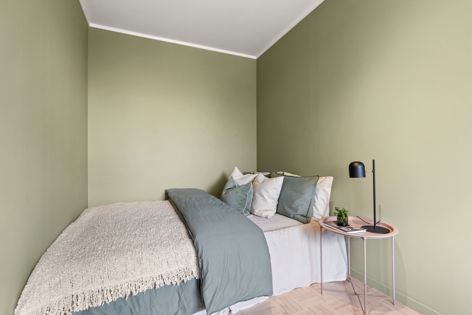 Romslig og lyst soverom med god plass til en dobbeltseng. Galleribilde