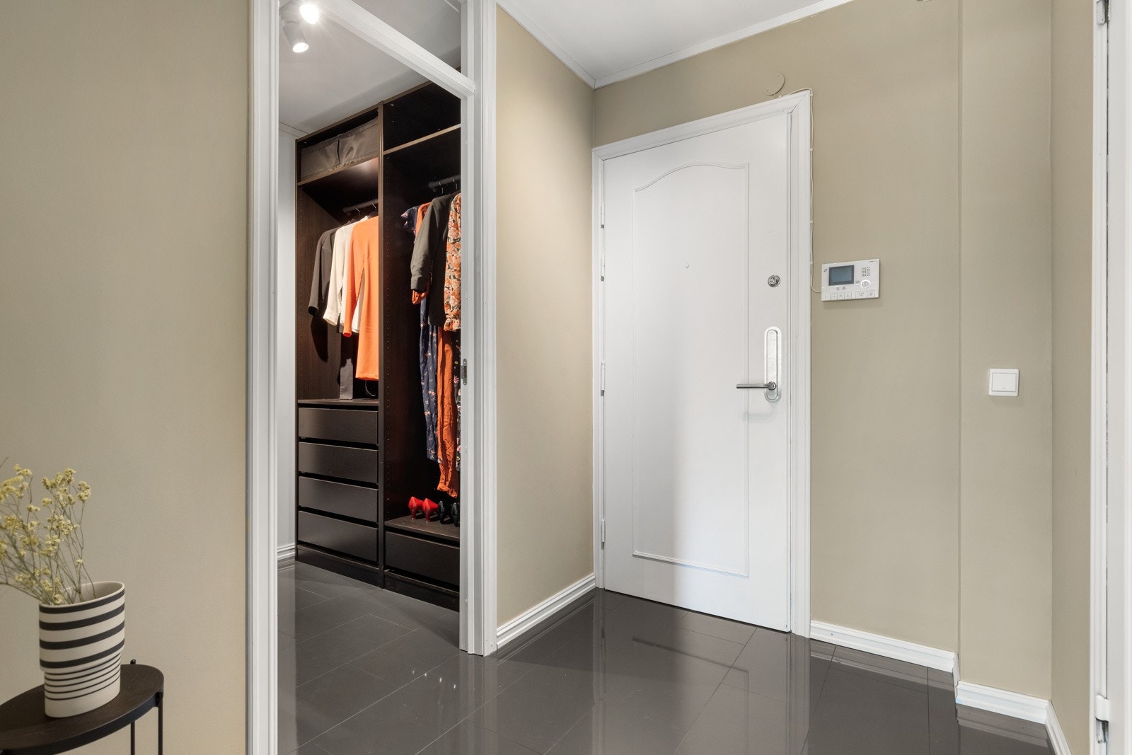 Entrè mot garderobe. Galleribilde