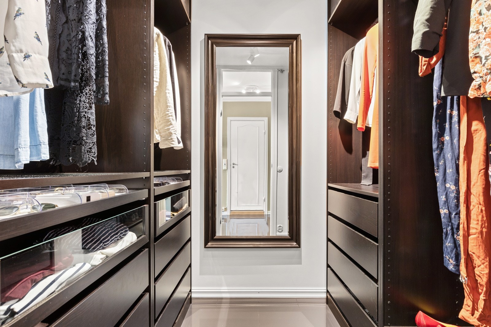 Moderne garderobe med mye oppbevaringsmuligheter. Galleribilde